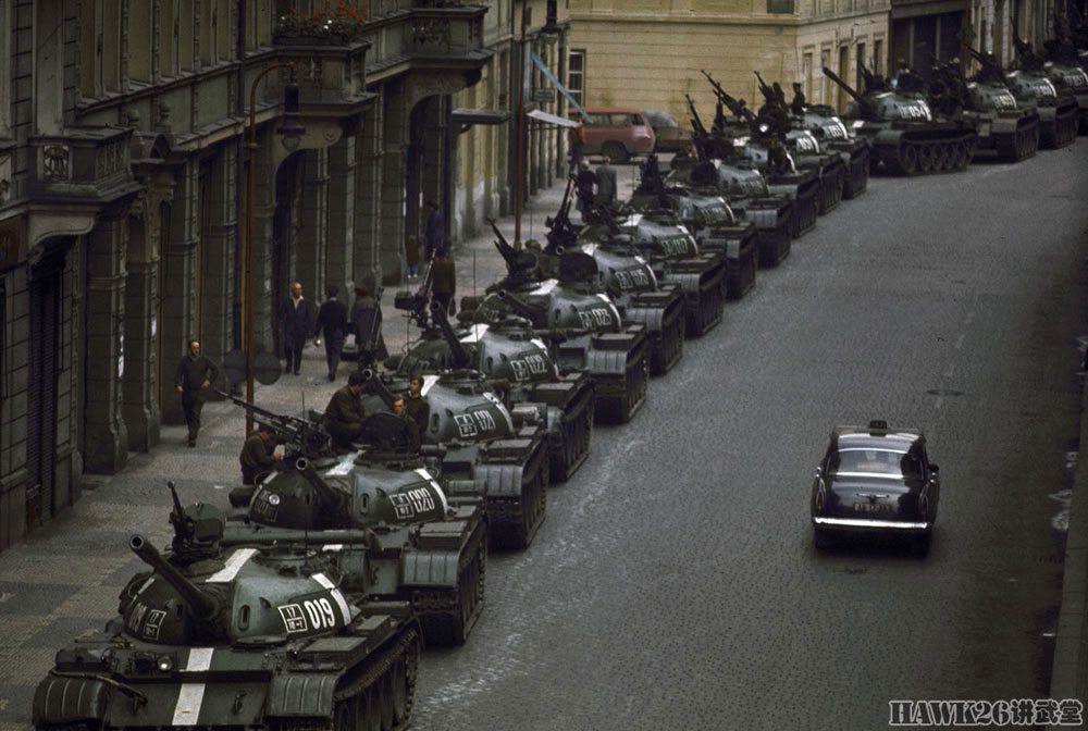 1968年苏联入侵捷克斯洛伐克期间,一辆孤独的汽车驶过数十辆苏联坦克
