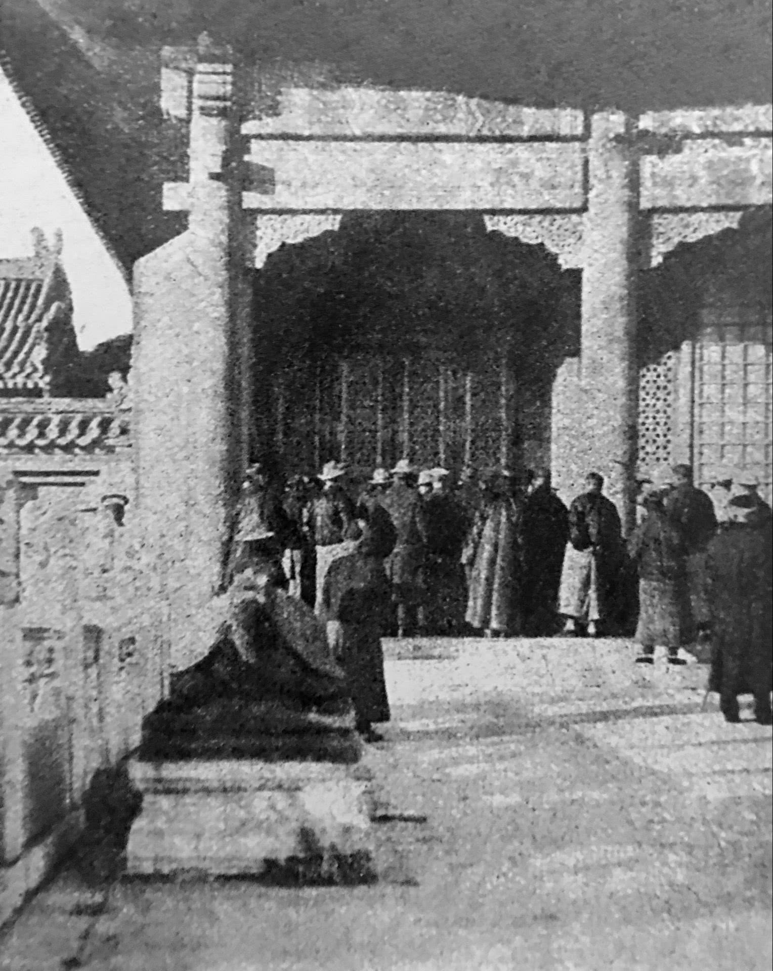 溥仪被驱逐出紫禁城时的老照片,太监宫女遭遣散集体抗议