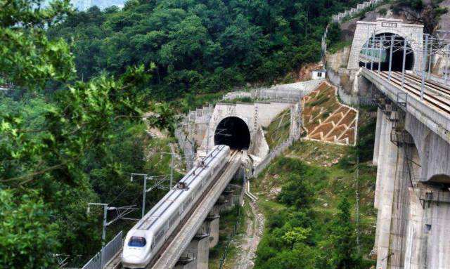 胡麻岭隧道,是兰渝铁路工程中的重要隧道,也是自兰州东向重庆方向的第