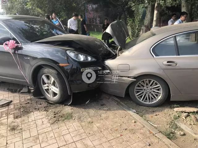 這婚結得太貴了!豪車車隊接親時連環追尾,保時捷,寶馬撞成這樣