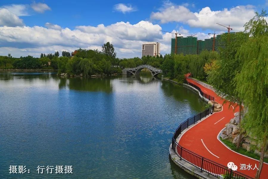 聖源湖雲景藍天白雲下的盛御遊樂園摩天輪大美泗河,泗水大橋.