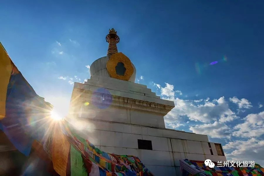 拉萨色拉寺高僧钦则仁波切为了振兴道场,弘扬佛法,来这里重修灵岩禅寺