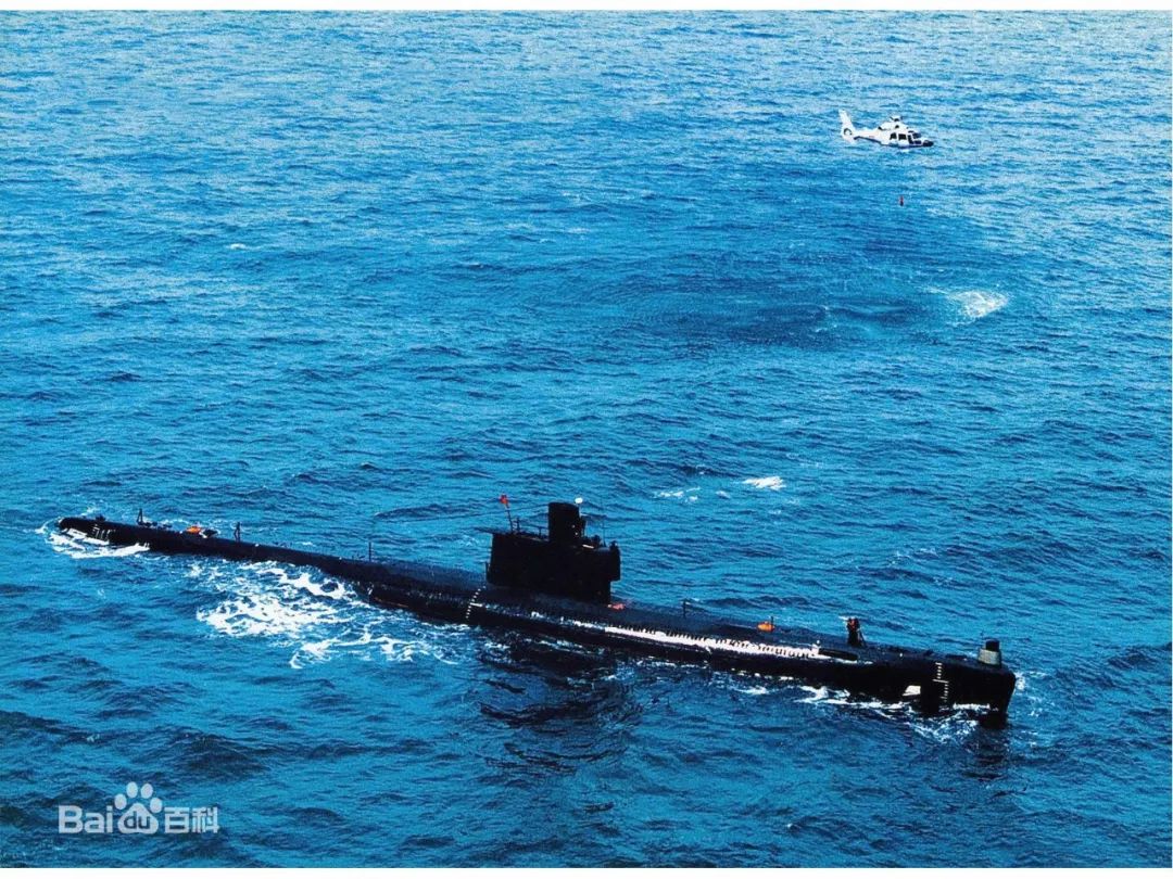 这里还有停放在露天潜艇展示区的重点展品——033型潜艇,033型潜艇是