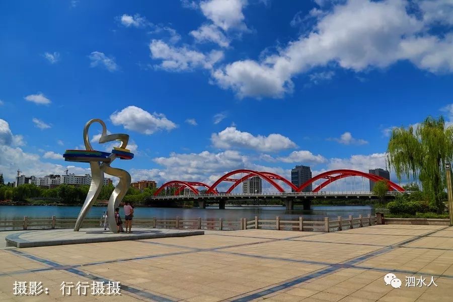 聖源湖雲景藍天白雲下的盛御遊樂園摩天輪大美泗河,泗水大橋.