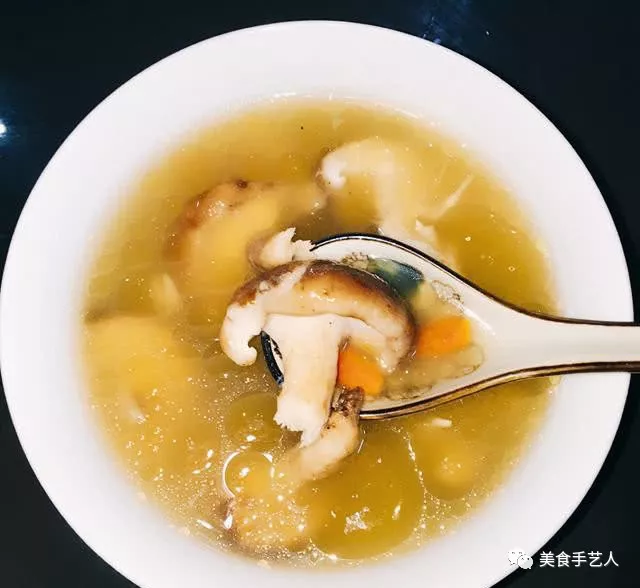 大廚教我做雜菌雞湯,入秋之後要多喝湯,每次都要喝上兩大碗