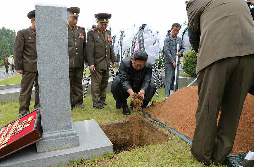 朝鲜为金永春举行国葬 金正恩冒雨为元帅捧土