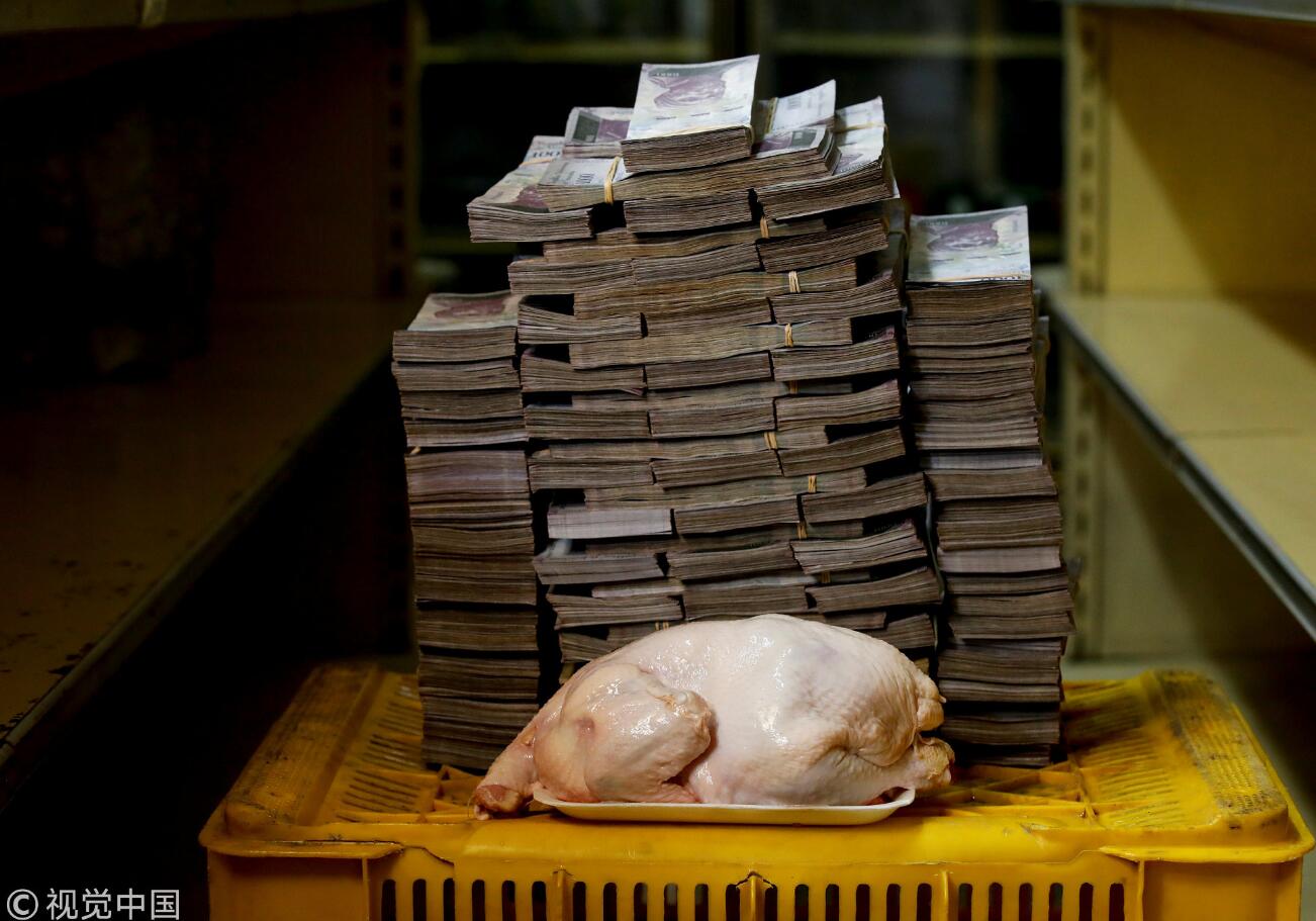委内瑞拉货币贬值多严重?一堆钞票买只鸡