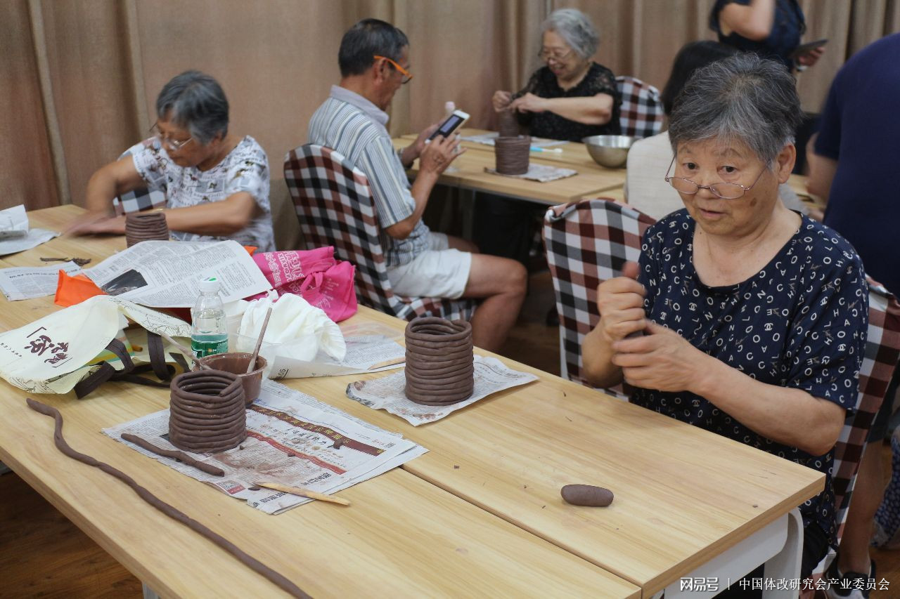 陶艺家情暖养老院   老人变身陶艺师(图)