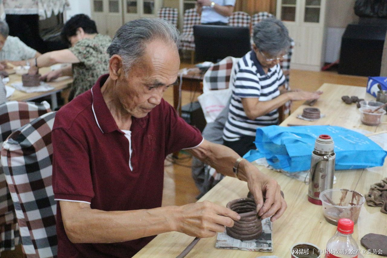 陶艺家情暖养老院   老人变身陶艺师(图)