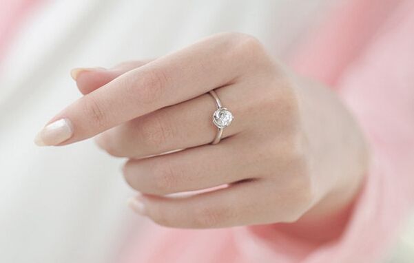 订婚戒指应该戴哪个手指呢?
