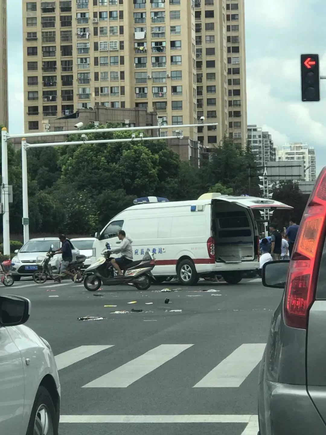 白田路車禍一片狼藉,救護車急送外賣小哥!