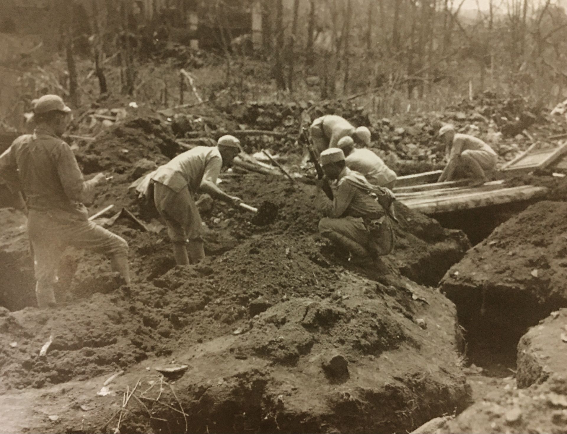 照片为抗战时期远征军在腾冲战役挖掘战壕,腾冲战役发生于1944年5月11