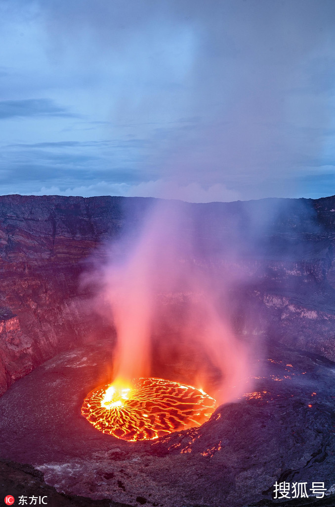 马鲁姆火山熔岩湖图片