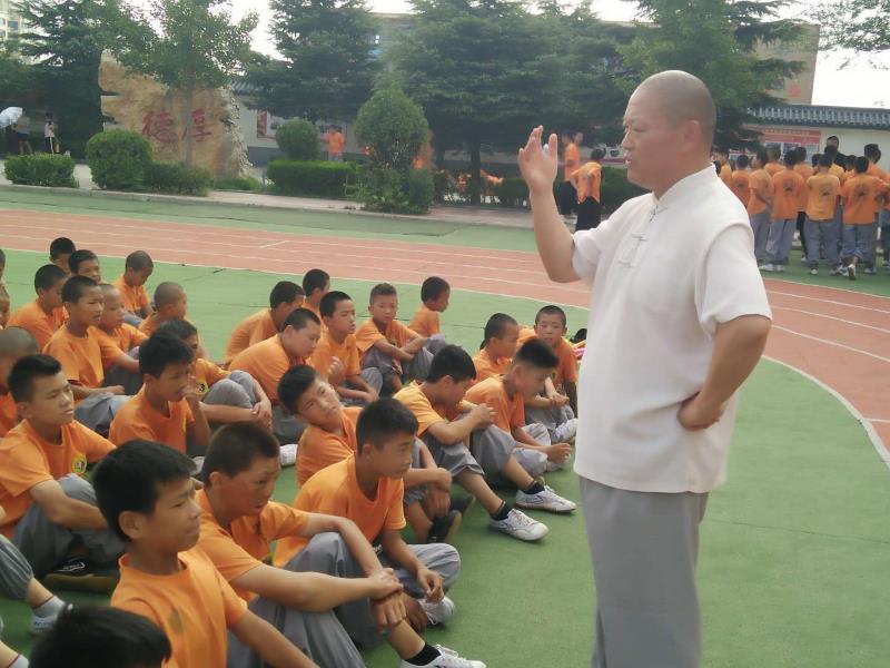 释永帝师父慈善行动系列报道一人民日报报道的烧伤男孩贾帅陆被我校