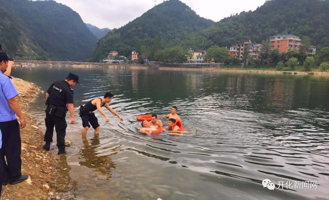 點贊!開化一老人溺水,過路青年跳入水中救人(視頻)