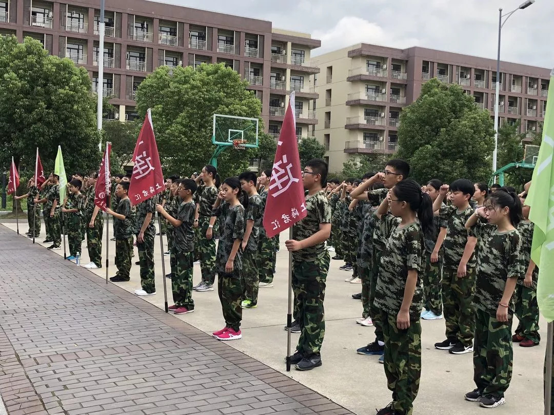 軍訓開營式瞧,在九亭中學德育校長王寧老師,政教處吳燕紅老師,七年級