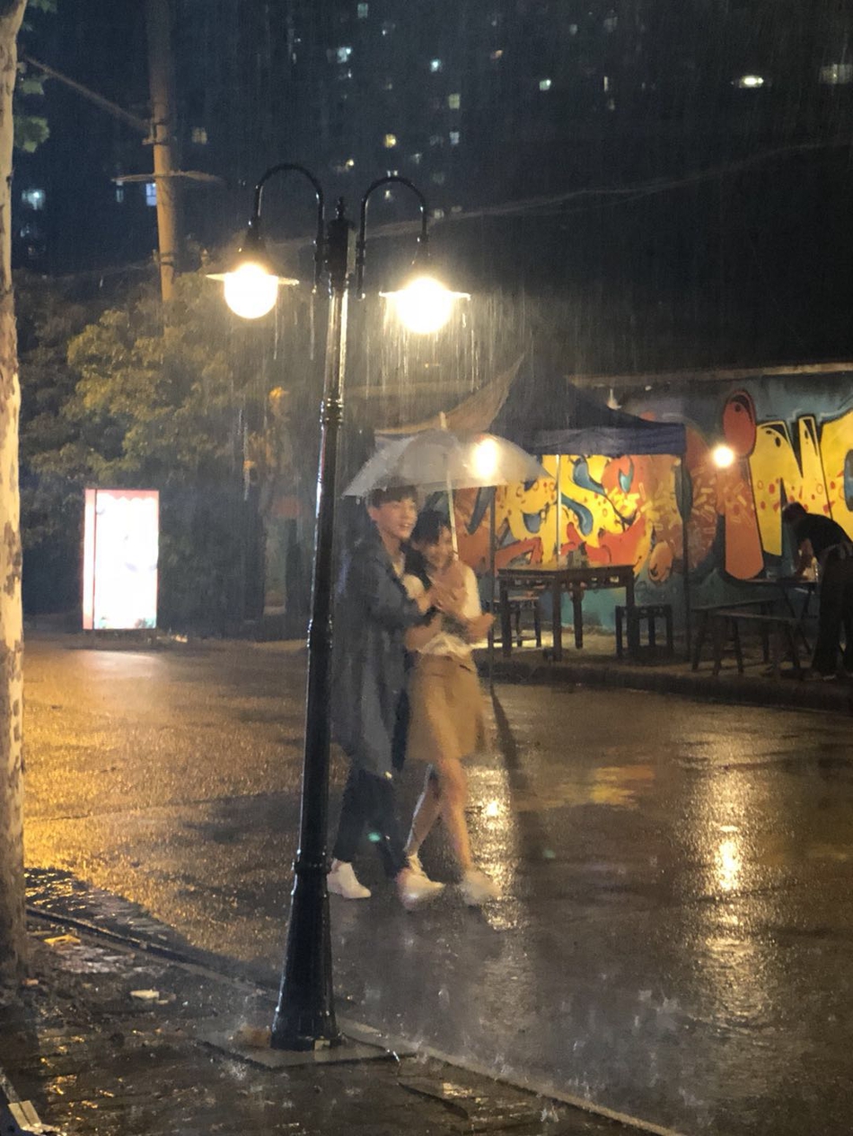 情侣雨中一把伞图片图片