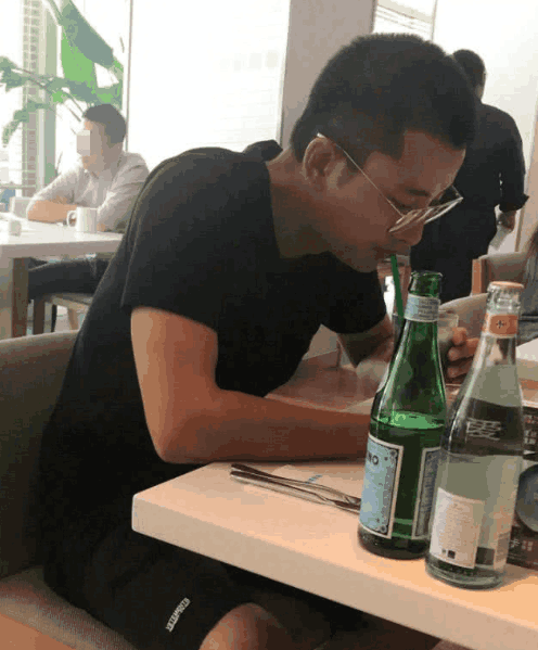 帅哥吃饭喝酒图片图片
