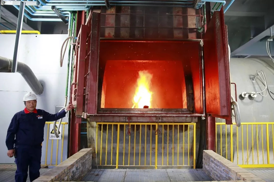 底吹炉顺利点火烘炉顺利产出第一包铜锍青海铜业项目认真按照集团公司