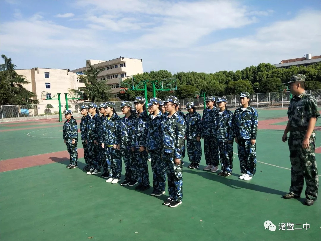 立正稍息起步走看我軍訓風采