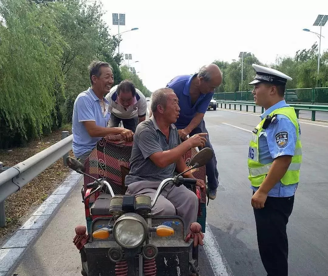 209国道一幕!临猗交警严厉查纠农用车三轮车载人!_违法