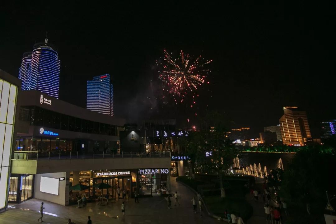 這個夏日夜晚的露臺花來臥風來坐比白天更動人