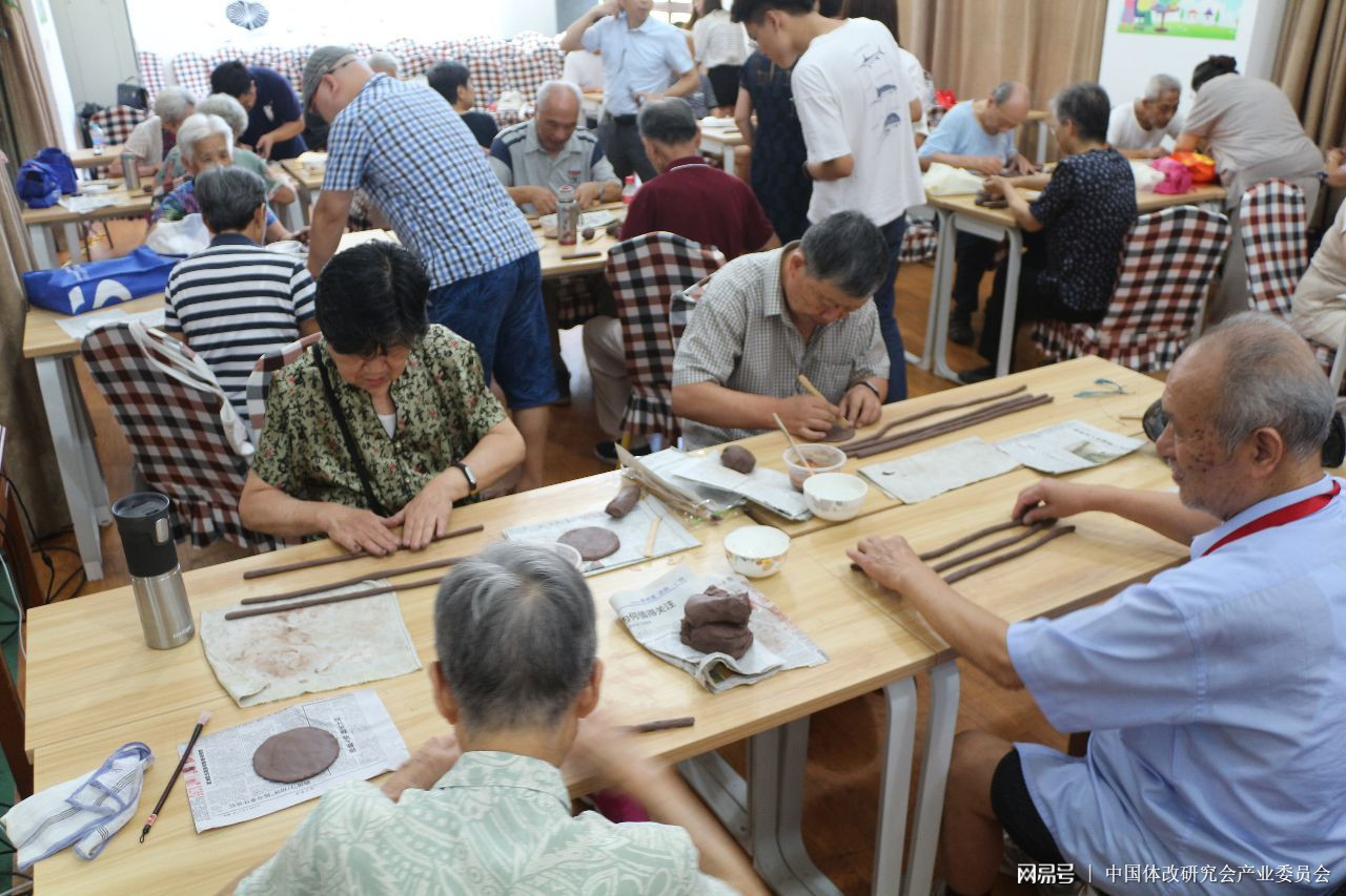 陶艺家情暖养老院   老人变身陶艺师(图)