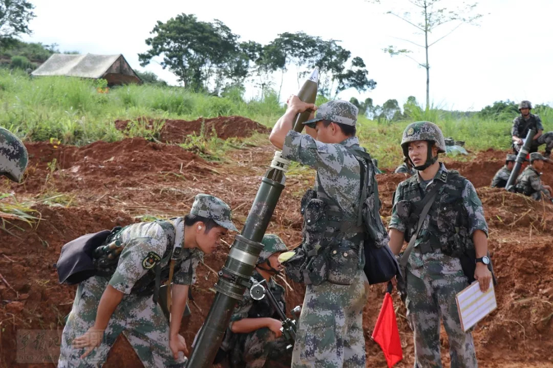 陸軍某海防旅組織炮兵防空兵實兵實彈戰術演習