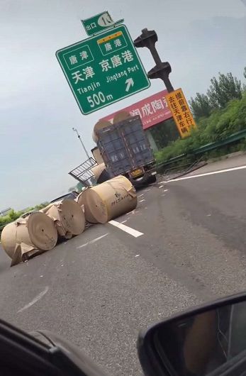 车祸现场今天(8月22日)上午,京哈高速唐山路段发生一起惨烈交通