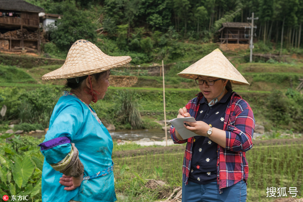 苗族女村官做土特產