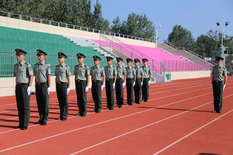 最後,宿遷澤達職業技術學院教官作了本次軍訓科目的示範表演,颯爽的