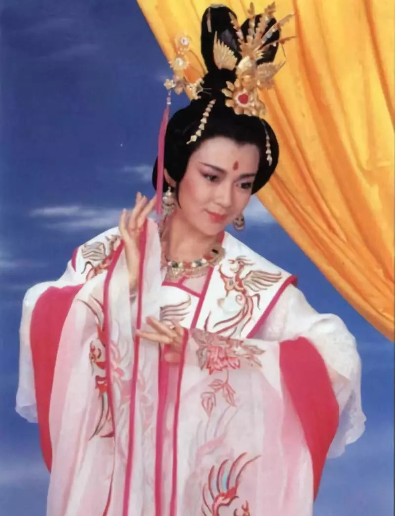 1990年,在大陸火極一時的《唐明皇》,演楊貴妃的是豐腴美豔的林芳兵.