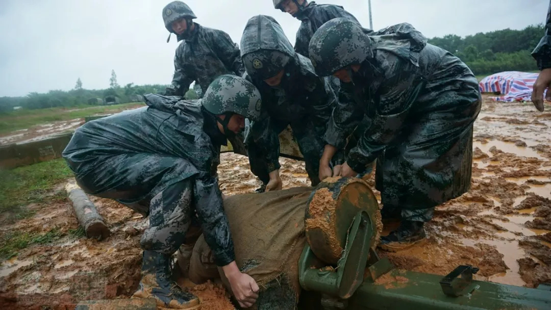 陸軍某海防旅組織炮兵防空兵實兵實彈戰術演習