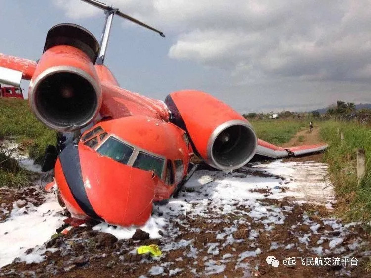 e飛安高速中斷起飛衝出跑道飛機報廢