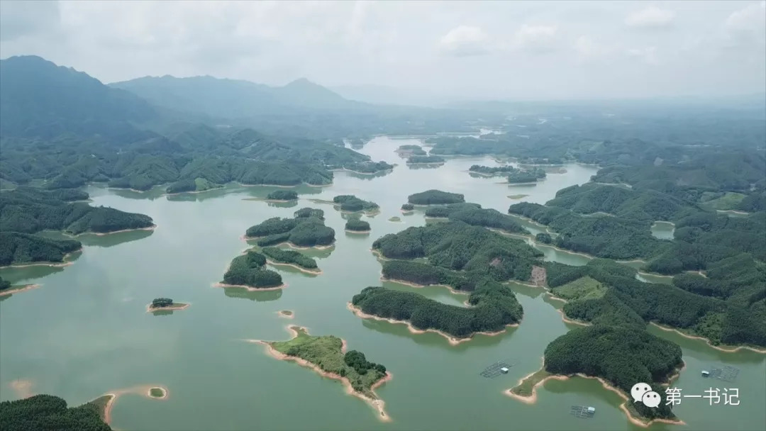 廣西千島湖澆灌的糧倉有無人機在監測施肥噴藥