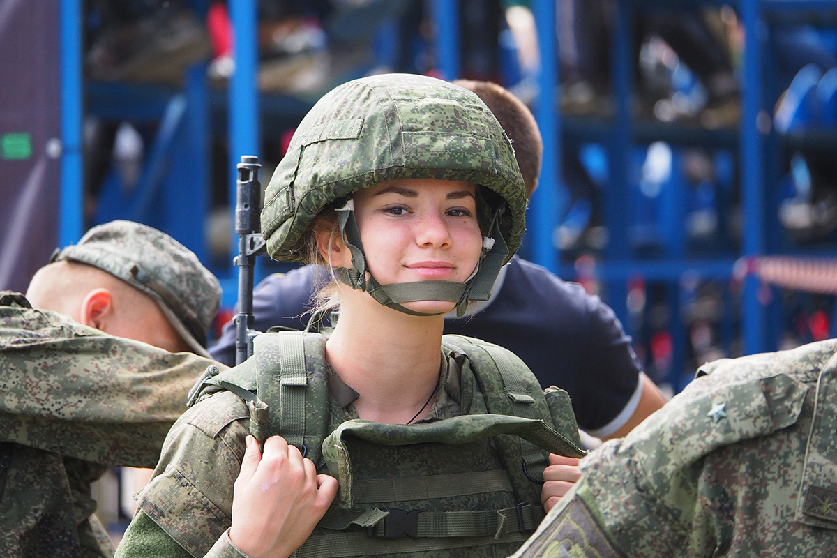 医疗兵国际比赛,中国女兵与俄罗斯女兵同场竞技,美貌就是战斗力