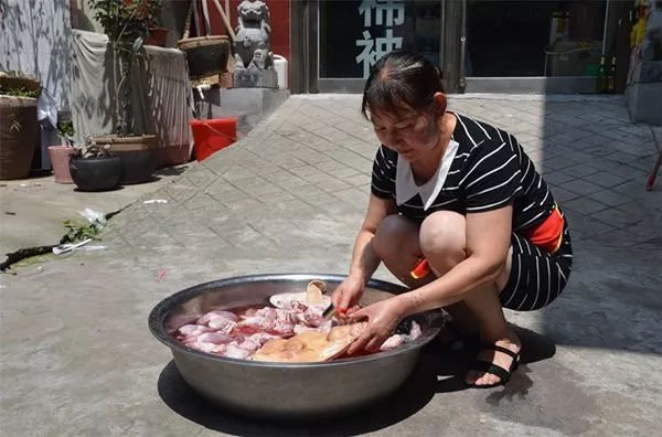 宝丰县吃的人最多的一家卤猪蹄排队排到脚软漂亮的人都来吃了