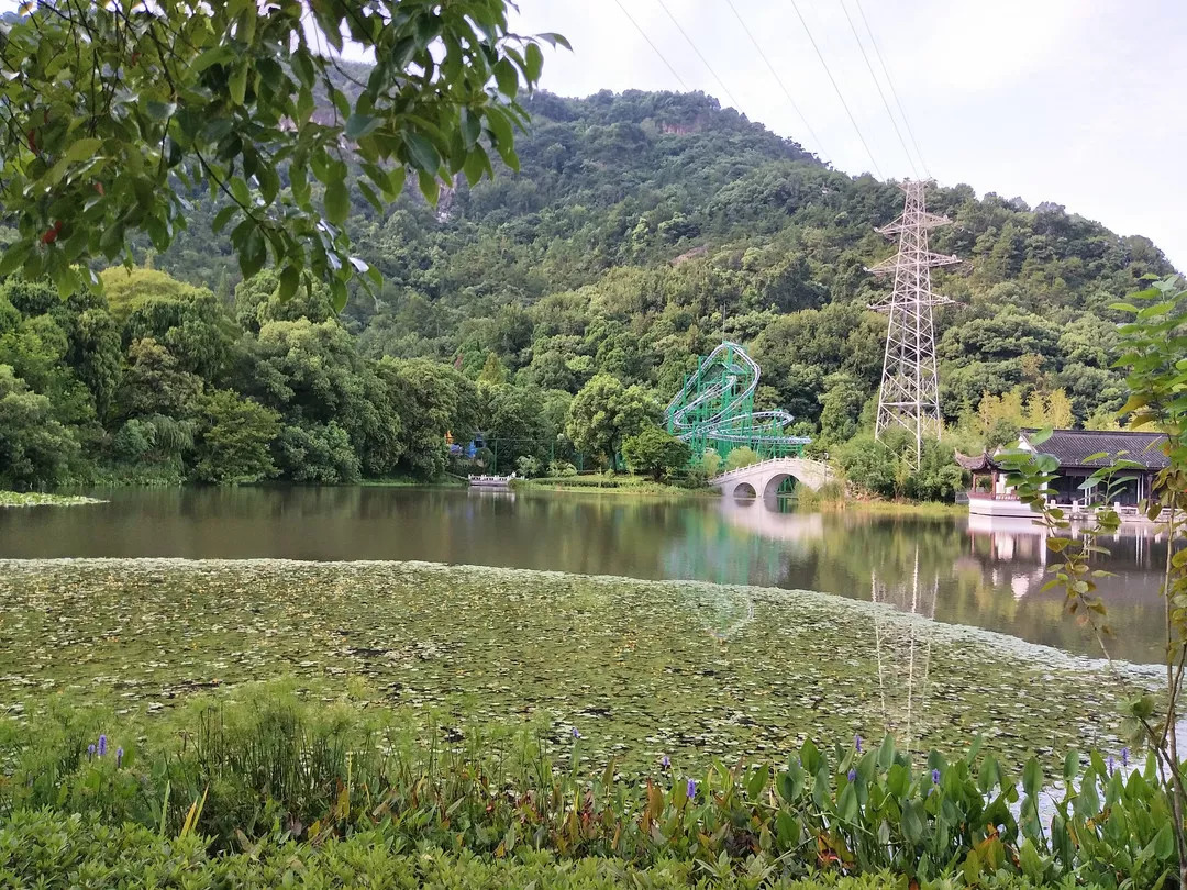 黄岩九峰公园依山环水,游乐园里的游乐项目也深受儿童们的喜爱.