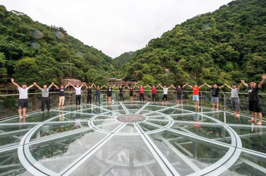 9月16日第一届粤港澳大湾区勇士节在清远古龙峡开幕世界最大的玻璃