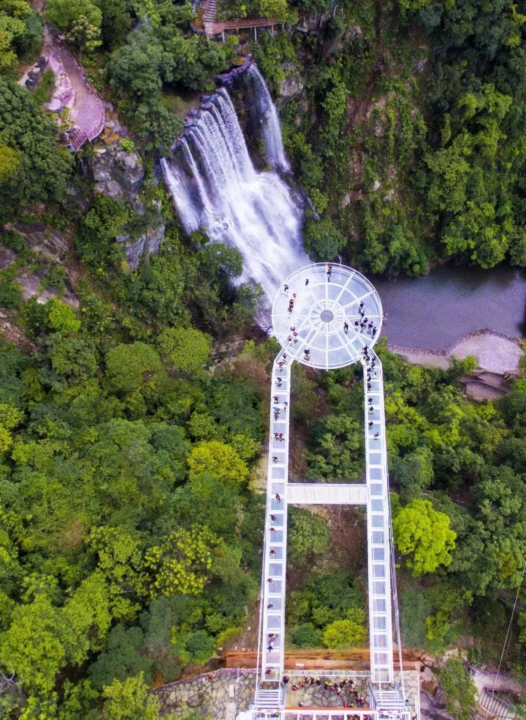 9月16日第一届粤港澳大湾区勇士节在清远古龙峡开幕世界最大的玻璃