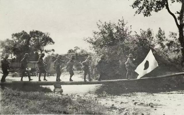 抗战老照片,1938年万家岭大捷时狼狈的日寇