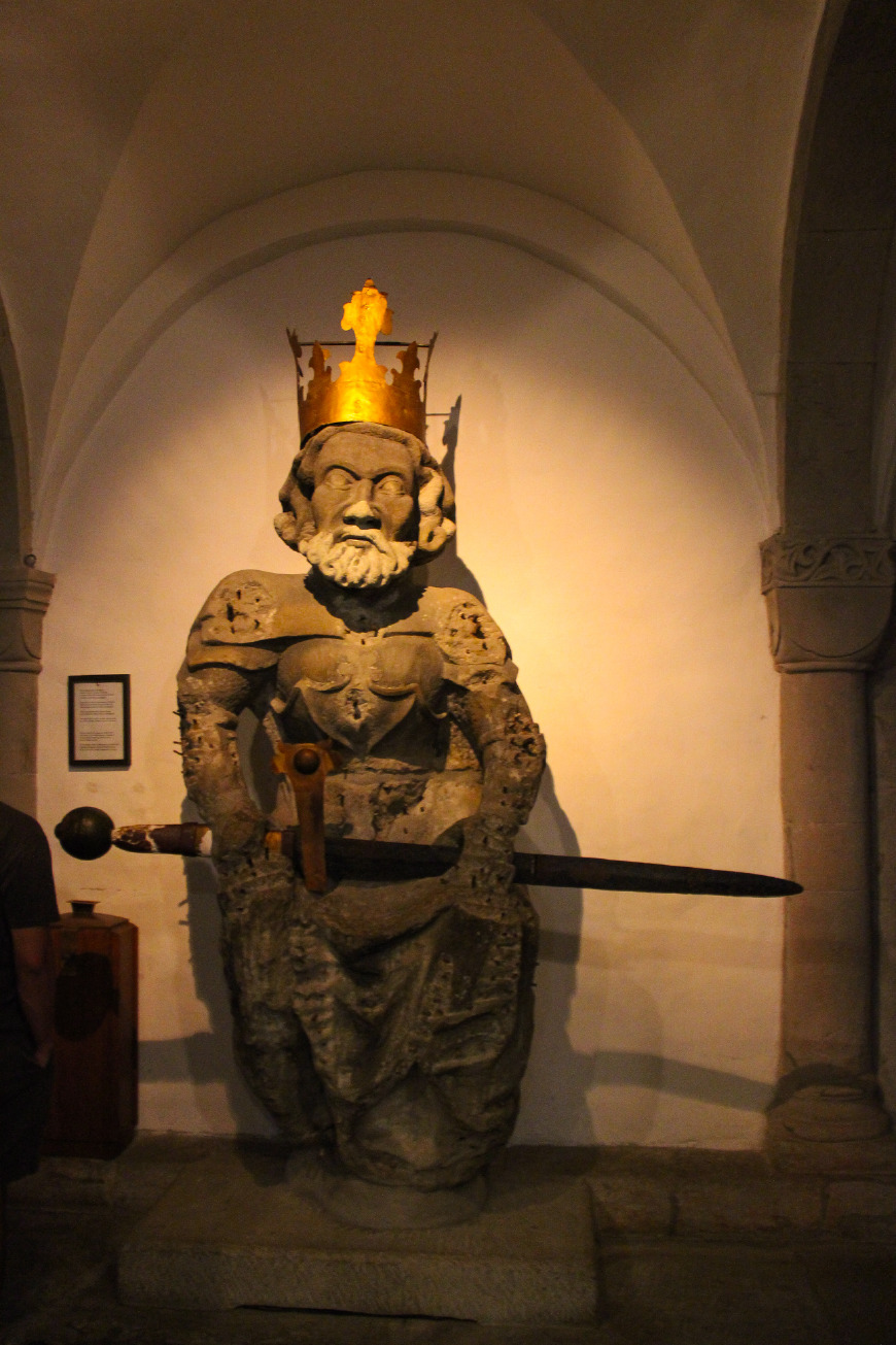 大教堂的地下室有一尊怒目而视的查理曼大帝(charlemagne)雕像,修道院