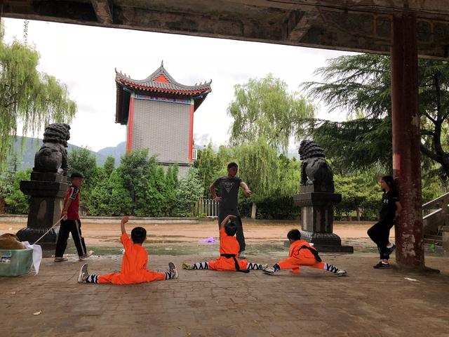 樂嘉曬女兒在少林寺的練功照靈兒一字馬輕鬆姿勢標準