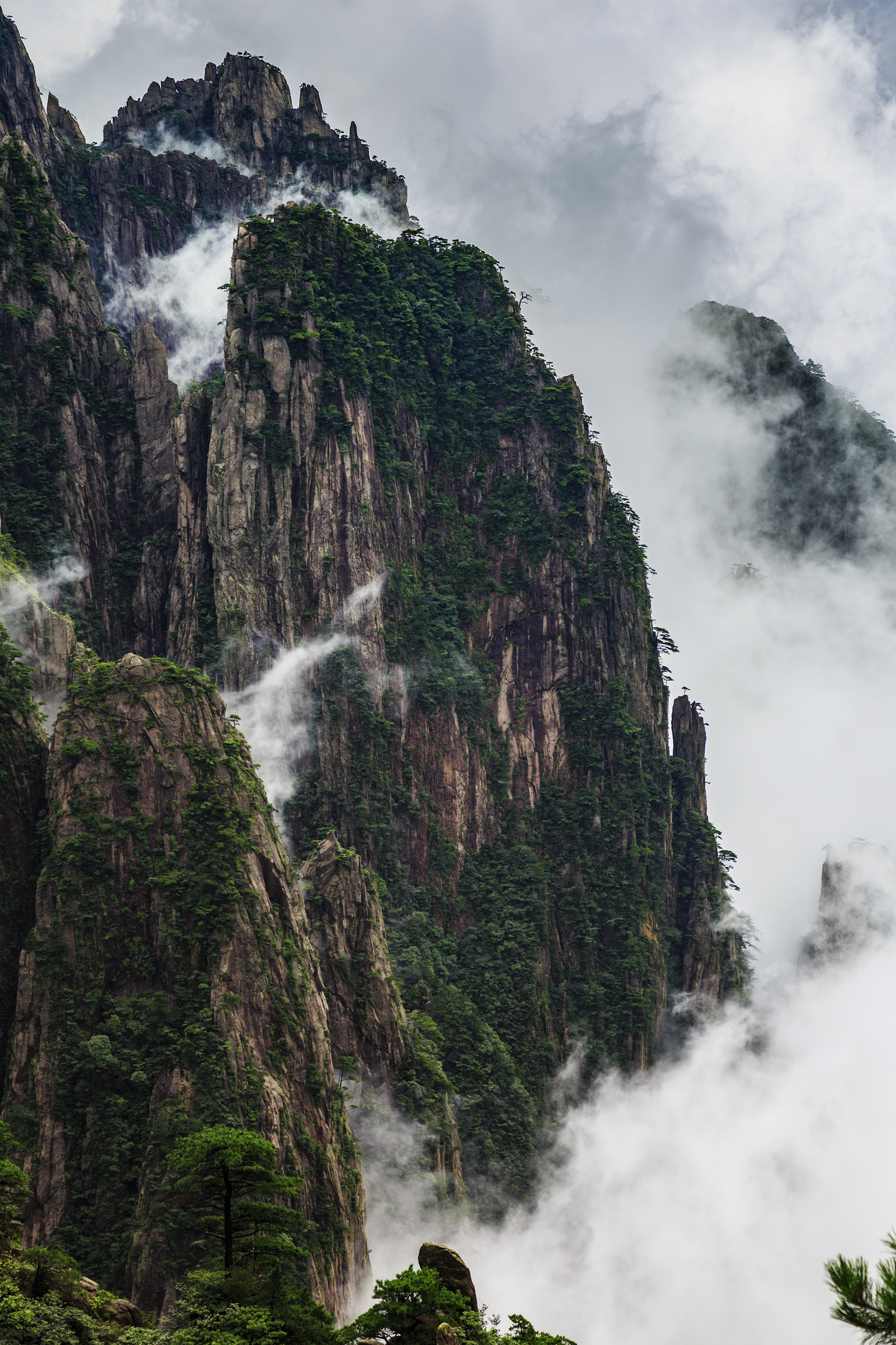 安徽:秋雨过后黄山风景迷倒万余游客