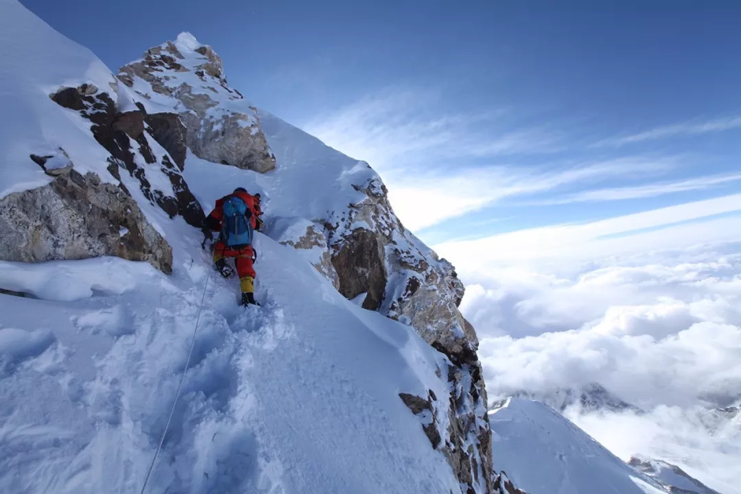 登雪山壁纸图片