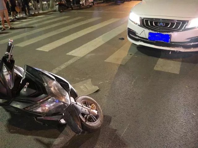 广安电动自行车路口不减速,撞上轿车酿事故