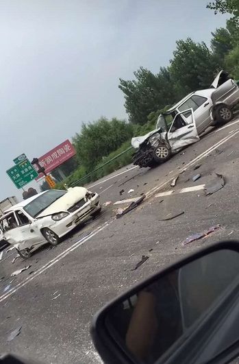 今早京哈高速车祸图片