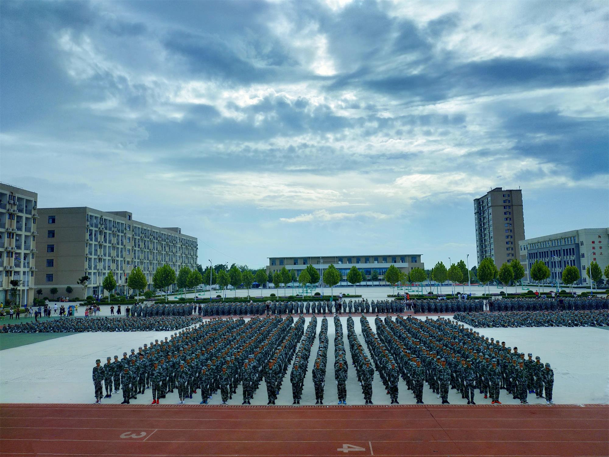 磨礪青春 不負韶華——南陽市南都實驗中學舉辦2018級高一新生軍訓結