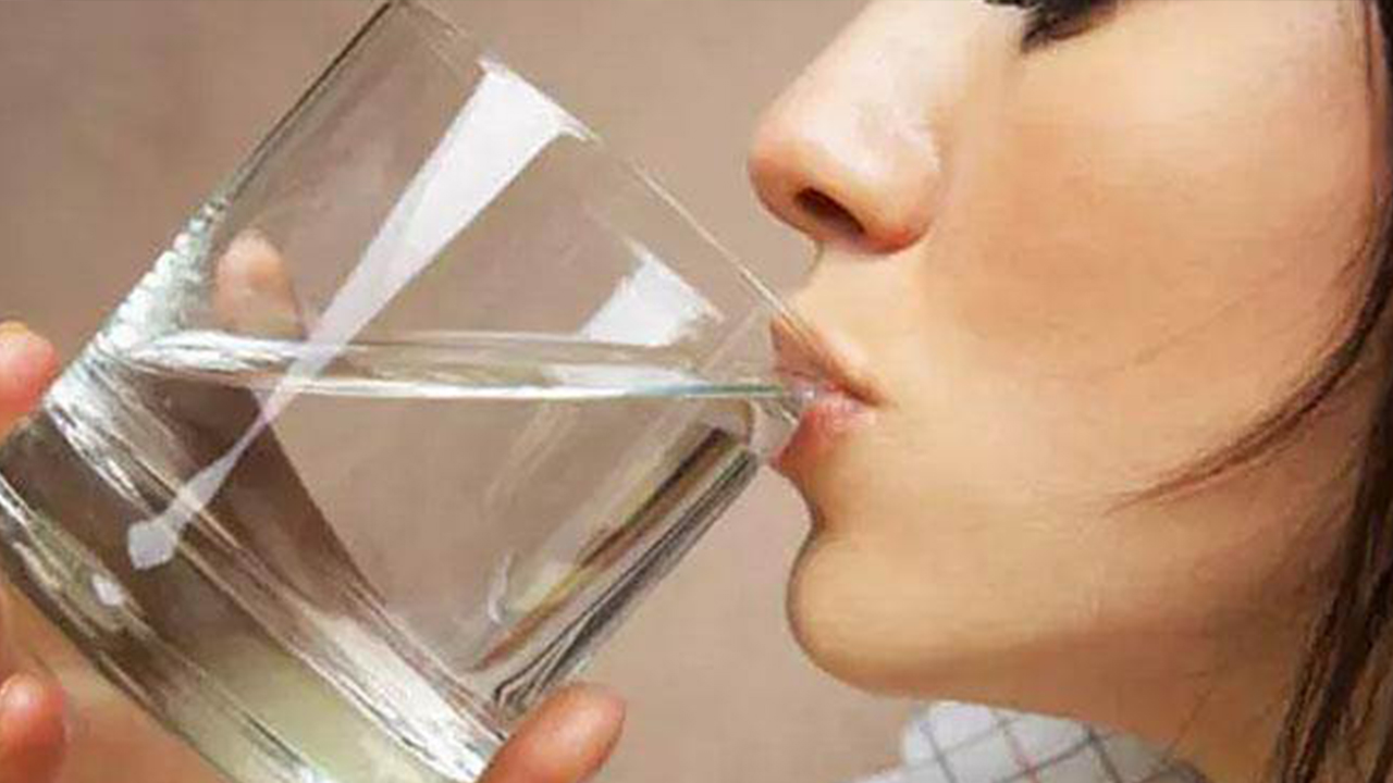 喝水的时候,一半开水一半冷水兑成温水喝,对身体危害吗?