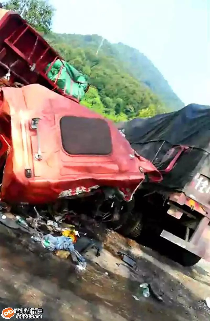临近鬼节前钦州乡镇路段发生两起惨烈车祸1人当场死亡